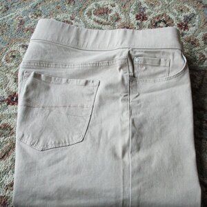 Very Comfortable Stretch Khaki Capris Size 8